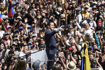 ¡MÍRELO! Guaidó rompe el protocolo y se toma una selfie con los venezolanos en la marcha este #12Feb (Vea la foto) (+Video)