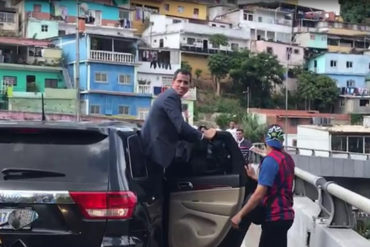 ¡APRENDE, NICO! Guaidó se bajó de su vehículo para saludar a los manifestantes en el Distribuidor Santa Fe (+Videos)