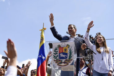 ¡ATENCIÓN! Guaidó denuncia que «colectivos» amedrentaron a la abuela de su esposa (Pide a Maduro «amarrar a sus locos»)