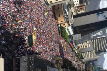 ¡NO CABE UN ALMA! Asistencia masiva: Así se encuentra la tarima en Chacao este #12Feb (+Fotos +Videos impactante)