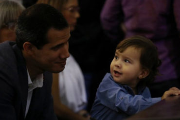 ¡HERMOSO! El lado tierno de Guaidó: de la lucha en la calle a los brazos de la niña que le canta «Arepita de manteca» (+Fotos)