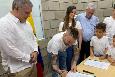 ¡GRANDIOSO MÉRITO! Nacho recibe la nacionalidad colombiana de la mano de Iván Duque (+Video)