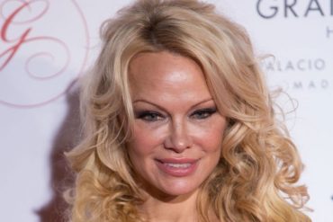 ¡LO QUE FALTABA! Pamela Anderson acusó a EEUU de organizar “un sangriento golpe” en Venezuela (+Causó furor)