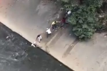 ¡QUÉ PELIGRO! Hombre que caminaba en la marcha este #2Feb cayó al Río Guaire: Así lo auxiliaron (+Videos)