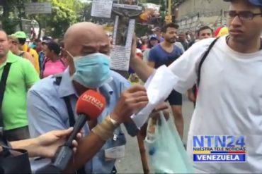 ¡QUÉ TRISTEZA! Desgarra el alma: Señor con cáncer casi se desmaya mientras clamaba por ayuda humanitaria este #2Feb (+Video)