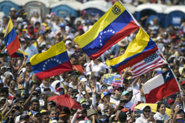 ¡VÉALO! Venezolanos entonan el Himno Nacional al inicio del concierto Venezuela Aid Live (+Emotivo Video)