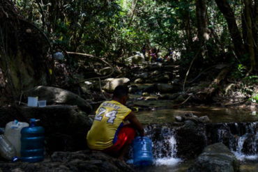 ¡DESESPERADOS! Caraqueños subieron el ávila en busca de agua (Muchas zonas siguen sin el servicio) (+Fotos)