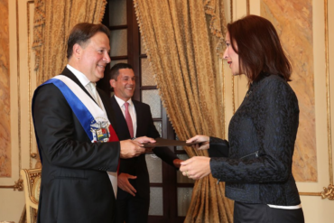¡GOLPE AL RÉGIMEN! Embajadora designada por Guaidó en Panamá entregó sus credenciales al presidente Varela (+Fotos)
