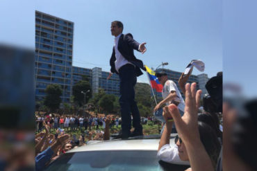 ¡LE MOSTRAMOS! Guaidó se detuvo en Vargas para saludar a una multitud que lo esperaba en las calles (+Video)