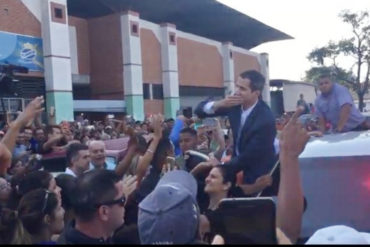 ¡VEA! «Sí se puede»: Una multitud vitoreó a Guaidó en el Mercado Periférico La Candelaria de Valencia (+Videos)