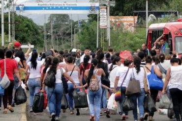 ¡VÉALO! Se desmayan una niña y varias mujeres al intentar cruzar el puente Simón Bolívar (+Videos)