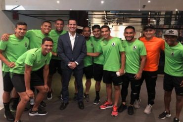 ¡ENTÉRATE! Futbolistas del Zamora FC se fotografiaron con Guaidó (es el equipo del hermano de Chávez) (+Foto)