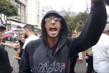 ¡CLARITO! Manifestante se las canta a policía: «Yo estoy arrecho. Me robaron todo, mi juventud (+Video)