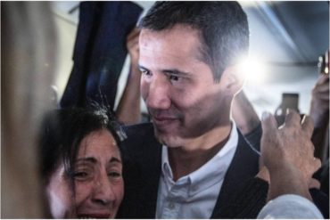 ¡TE ERIZARÁ LA PIEL! Entonando el himno nacional: Ciudadanos acompañaron a Guaidó en su vuelo para Venezuela (+Videos +Foto)