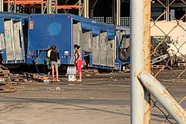 ¡UNA LOCURA! Saqueadores destrozaron la planta Pepsi en Maracaibo: Se llevaron hasta los cauchos de los camiones