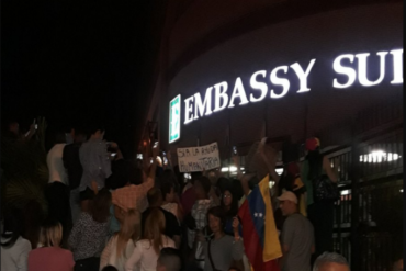 ¡RESTEADOS! Valencianos protestaron frente al hotel donde se hospeda la misión de la ONU (+Videos)