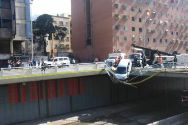 ¡QUÉ PELIGRO! Cámara de seguridad registra el instante en el que vehículo choca con una defensa en la avenida Libertador (+Fotos +Video)