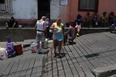 ¡CAOS Y DESESPERO! Caraqueños angustiados salen a las calles en busca de agua  (+Fotos)