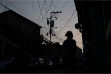 ¡LE DECIMOS! Se reportan apagones en algunos sectores de Caracas: Santa Mónica y El Valle sin servicio eléctrico