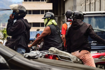 ¡PENDIENTES! Alertan sobre nuevo modus operandi de bandas motorizadas en Caracas: Emboscan a las víctimas en las calles y las llevan hasta sus casas para robar enseres