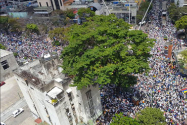 ¡MAR DE GENTE! Asistencia masiva: así esperan a Juan Guaidó en la plaza Alfredo Sadel de Las Mercedes (+Video)