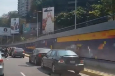 ¡VEA! Caraqueños se estacionan en la Francisco Fajardo para tener algo de comunicación tras nuevo apagón masivo (+Video)