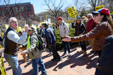 ¡VEA! Así confrontaron venezolanos en Washington a «chavistas gringos» que defendían a Maduro frente a la Casa Blanca (+Videos)