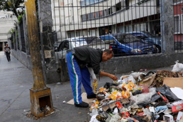 El Tiempo de Colombia reseña que a pesar de la propaganda de “recuperación” en Caracas todavía se come de la basura y muchos viven de la caridad