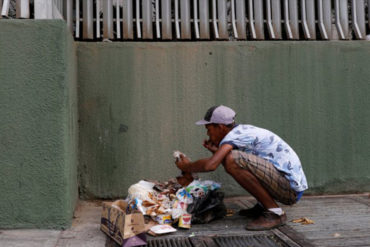 ¡NO LO VERÁS EN VTV! 16 fotos de venezolanos comiendo de la basura que muestran la cruda realidad que Maduro quiere ocultar