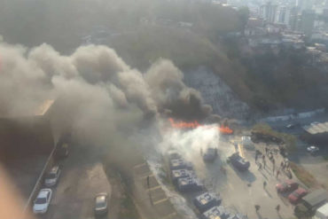 ¡VEA! Así quedaron los rescoldos y vehículos afectados tras el incendio en El Helicoide (+Foto)