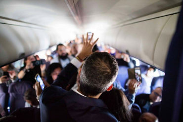 ¡SEPA! El pedido que hizo Guaidó a los pasajeros del avión donde viajaba y que ayudó a despistar al régimen (+Video)