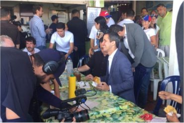 ¡UNA ALEGRE BIENVENIDA! Guaidó visitó y desayunó en el mercado portuario de La Guaira: Así lo recibieron (+Foto +Video +Guasacaca incluida)