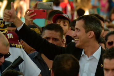 ¡APOTEÓSICO! Así recibieron a Juan Guaidó en la plaza Alfredo Sadel de Las Mercedes (+Video)