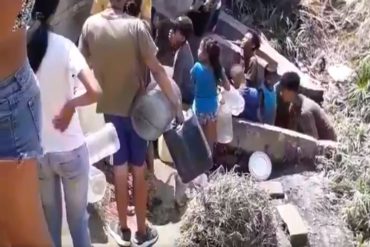 ¡QUÉ DESASTRE! Mujeres, niños y ancianos se bañan en el Túnel La Planicie tras semanas sin suministro de agua (+Video)