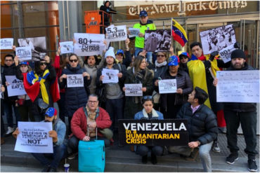 ¡INDIGNADOS! Venezolanos protestan frente a The New York Times por «proteger a Maduro» con reportaje sobre quema de ayuda humanitaria (+Fotos)