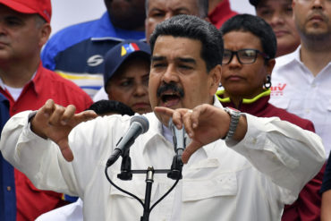 ¡BOCHORNOSO! Maduro finge conversación en un teléfono satelital y explica por qué avanzan tan «lentamente» (+Video)