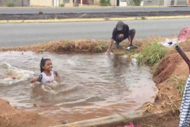 ¡DEPRIMENTE! Ante la falta de agua: Niños se bañan en laguna que se formó por una tubería rota en San Félix (+Video)