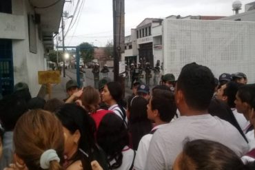 ¡LO ÚLTIMO! Niños y sus padres protestan frente a la GNB que mantiene el paso cerrado entre Ureña y Cúcuta: «Queremos estudiar» (+Video)