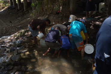 ¡PARA LLORAR! “Tenemos 6 días en esto”: Lo que cuentan los caraqueños que recogen agua en las orillas del Guaire