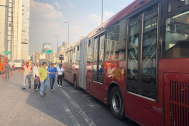 “Tenemos tiempo que no vemos un rojito de esos por acá”: solo están operativas 18 de las 35 rutas del Metrobús en Caracas