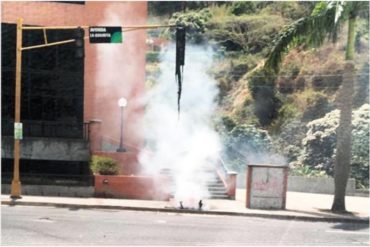 ¡SOLO EN VENEZUELA! Se derrite un semáforo en El Cafetal: Presumen que por recarga de voltaje