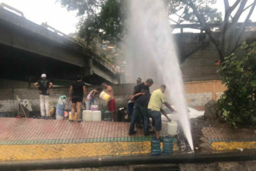 ¡SEPA! Se rompió una tubería en San Agustín: Habitantes aprovechan para recolectar agua (+Fotos + Videos)