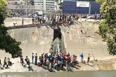 ¡TERRIBLE! Personas desesperadas se encuentran recogiendo agua en las orillas del Río Guaire (+Videos)