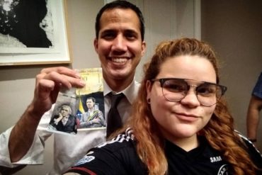 ¡QUÉ GENIAL! Venezolana en Argentina pintó a Guaidó en un billete de 100 bolívares y se lo obsequió (+Video)