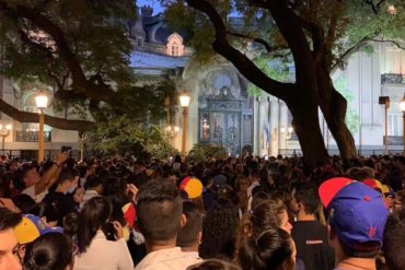 ¡EMOCIONANTE! “Queremos regresar, queremos regresar”, el conmovedor grito de venezolanos en encuentro con Guaidó en Buenos Aires (+Video)