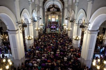 ¡VEA! Feligreses acuden a la Basílica de Santa Teresa este #17Abr para participar en la procesión del Nazareno de San Pablo (+Video)