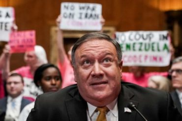 ¡OTRA VEZ! Invasoras comunistas de la embajada de Venezuela en Washington sabotearon audiencia de Pompeo (+Fotos)