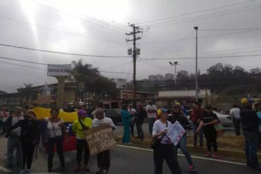 ¡ATENCIÓN! Hartos por la falta de agua vecinos de La Rosaleda trancaron la Carretera Panamericana este #15Abr (+Fotos)