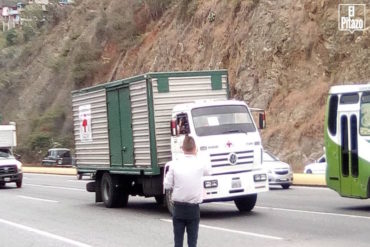 ¡VÉALOS! Camiones identificados con la Cruz Roja trasladan ayuda humanitaria a la capital (+Video)