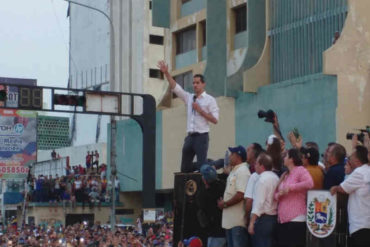 ¡HONORABLE! De rodillas Guaidó pidió perdón al Zulia por “los errores cometidos y por la tardanza en liberar a Venezuela”